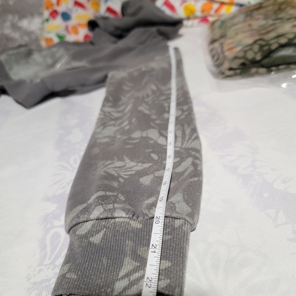 Gray Patterned Crop Hoodie - Picture 6 of 8
